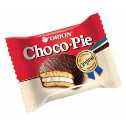 A package of Twice as Sweet’s Orion Choco Pie Original (Vietnam), the beloved snack with marshmallow chocolate pies, comes in a red and beige wrapper featuring a blue ribbon and “Original” label.